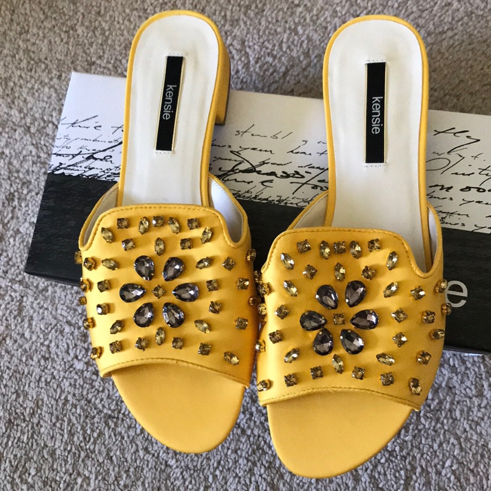 Mustard yellow brand new Kensie slide/sandal